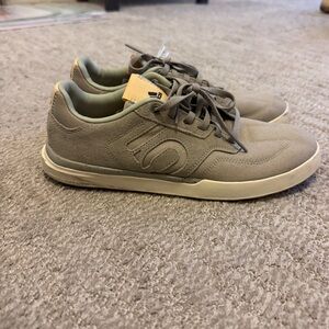 Adidas sleuth tan canvas mountain biking shoes, unisex men’s size 7.5 women’s 9